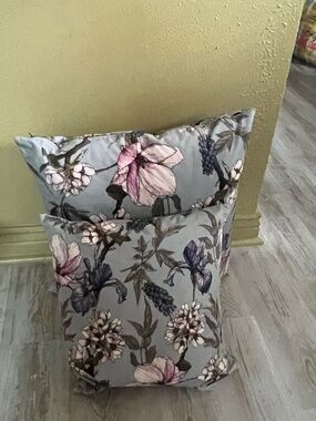 NWOT Set of Pegasus decorative floral throw pillows
